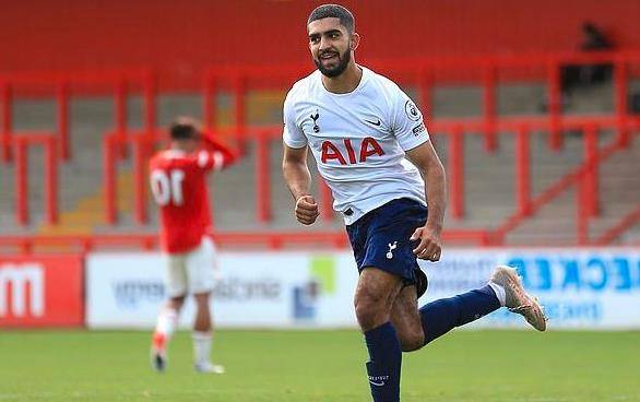 他背后的中 他背后的中